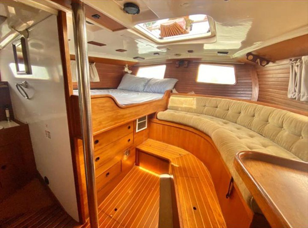 Cabina del velero Wauquiez 45 en Marina Vallarta para descansar entre bloques de nado en un yate privado en Puerto Vallarta